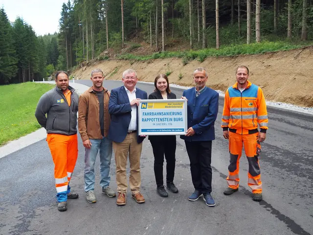 Daniel Pachner (Strm. Gr. Gerungs), Wolfgang Köck (Leiter-Stv. der Strm. Gr. Gerungs), Bürgermeister Ing. Josef Wagner (Marktgemeinde Rappottenstein),
DI Victoria Rieder (NÖ Straßenbauabteilung Krems), Abg. z. NR Alois Kainz (i.V. von LH-Stellvertreter Udo Landbauer), Manfred Tauber (Strm. Gr. Gerungs). | Foto: Land NÖ