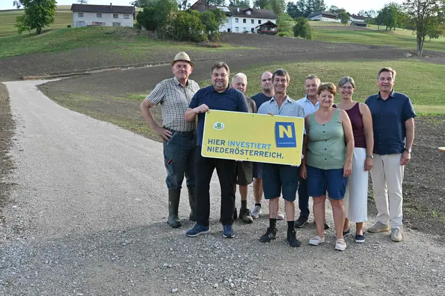 Josef Wagner sen., Landtagsabgeordneter Vizebürgermeister  Mario Wührer, Franz Teufel, Josef Wagner jun., Johann Schwarenthorer (Obmann Güterweggemeinschaft Mitterer), Leopold Luger (NÖ  Agrarbezirksbehörde Fachabteilung Güterwege), Erika Schwarenthorer,  Manuela Frühwald (Fachbereich Umwelt/Agrar/Forst) und Bürgermeister  Werner Krammer. | Foto: Stadt Waidhofen