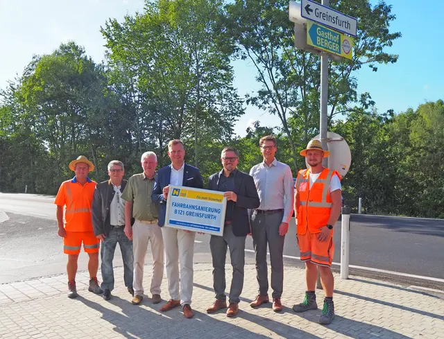 Franz Farhofer (Straßenmeisterei Amstetten-Süd), Franz Schaup (GR in Amstetten), Josef Preuer (Leiter der Straßenmeisterei Amstetten-Süd), LAbg. Alexander Schnabel (i.V. LH-Stv. Udo Landbauer), OV Manuel Scherscher (Stadtgemeinde Amstetten) ,DI Thomas Winninger-Wiesmann (NÖ Straßenbauabteilung Amstetten), Andreas Teufel (Straßenmeisterei Amstetten-Süd).



  | Foto: and NÖ, Mühlbachler