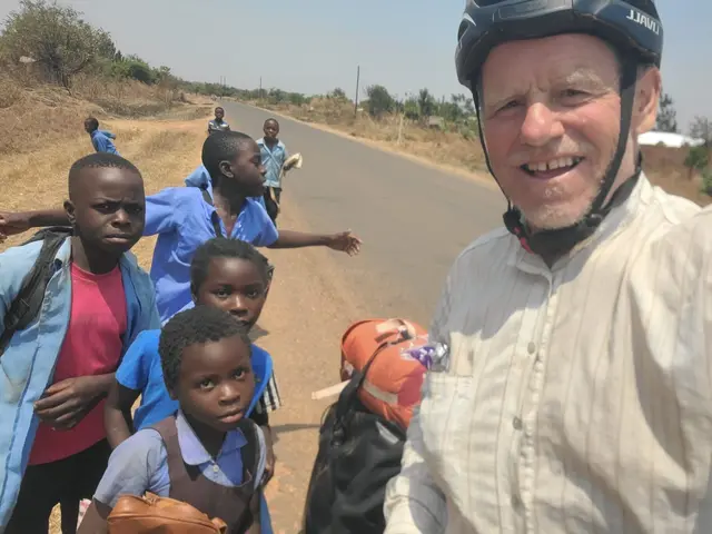 Johann Schörkhuber nimmt die Besucher mit auf eine spannende Radreise durch Afrika und berichtet von bewegenden Begegnungen und seinem sozialen Engagement. | Foto: Assista/Schörkhuber