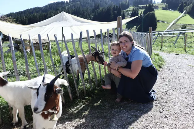 Im Streichelzoo warteten neugierige Ziegen auf kleine und große Besucher. | Foto: Martina Obertimpfler 