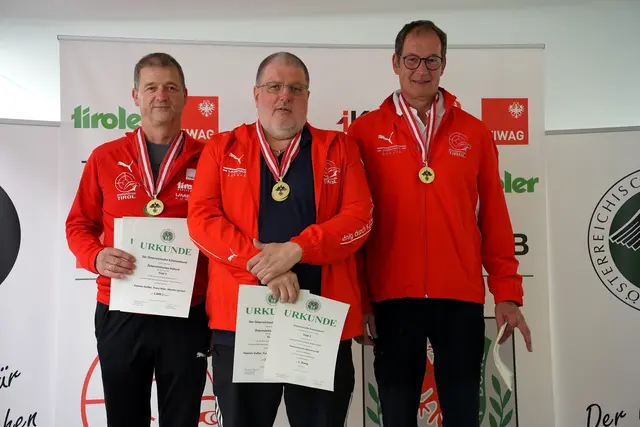 Hannes Gufler mit seinen Tiroler Kollegen - Gold in der Mannschaftswertung Senioren 2 60Liegend | Foto: Christian Kramer