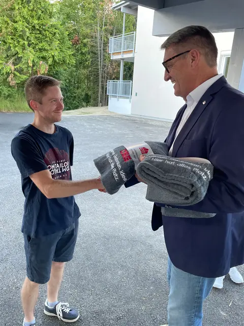 OSG-Obmann Alfred Kollar heißt die neuen Mieter in Eltendorf willkommen.  | Foto: OSG