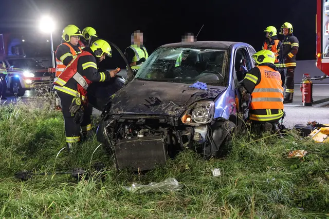 Ein Auto kam auf der A1 bei Eberstalzell von der Fahrbahn ab und überschlug sich. | Foto: Ein Auto kam auf der A1 bei Eberstalzell von der Fahrbahn ab und überschlug sich.