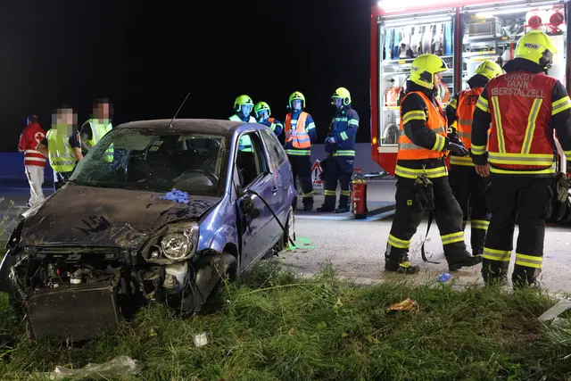 Foto: Ein Auto kam auf der A1 bei Eberstalzell von der Fahrbahn ab und überschlug sich.