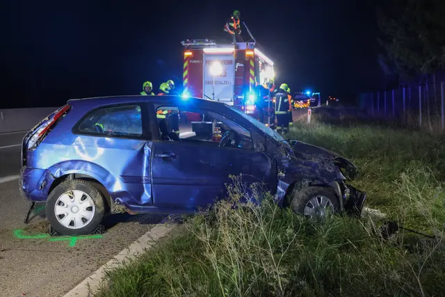 Foto: Ein Auto kam auf der A1 bei Eberstalzell von der Fahrbahn ab und überschlug sich.