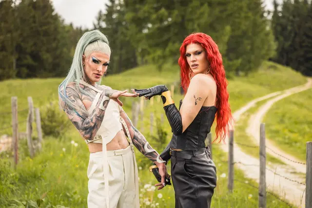 Mit Philisha Conditioner und Shira ziehen zum ersten Mal in der Formatgeschichte zwei Drag-Queens ins "Forsthaus Rampensau". | Foto: ProsiebenSat1Puls4