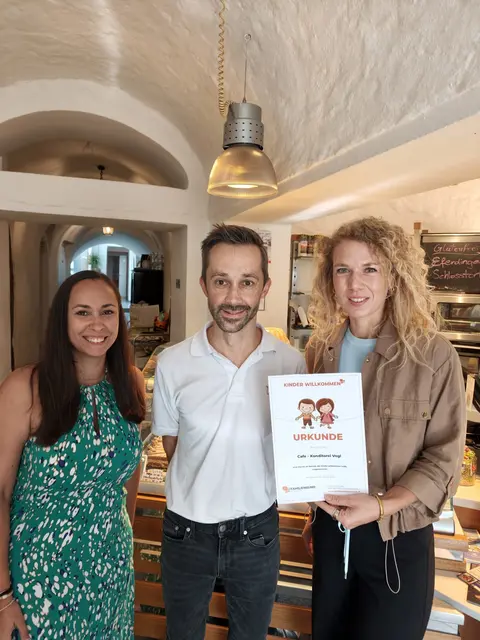 Maria Hoflehner, OÖ Familienbund, Andreas Dinböck Betriebsleitung Cafe Vogl, Johanna Jachs, Präsidentin Österreichischer Familienbund. | Foto: Familienbund