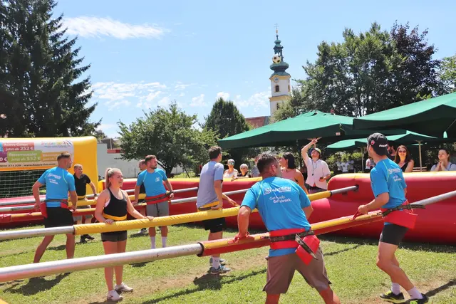 Beim Riesenwuzzler-Turnier in Feldkirchen zählen Teamgeist, Geschick und Spaß. | Foto: Edith Ertl
