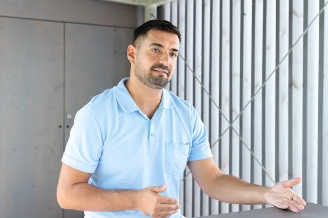 "Wir betreuen mobile Patientinnen und Patienten mit verschiedenen Demenzformen, die Verhaltenssymptome zeigen, insbesondere auch jene, die mehr medizinische Unterstützung brauchen", erklärt Sabahudin Ramic. | Foto: Konstantinov