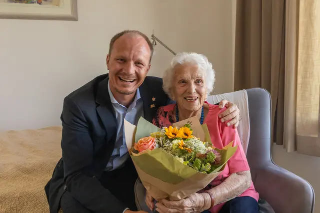 100 Jahre und voller Humor: Bürgermeister Anzengruber besuchte Frau Kocznar anlässlich ihres Jubeltages im Dürerheim in Pradl.	 | Foto: © Stadt Innsbruck/M. Freinhofer