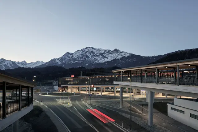 Der neue Bahnhof Fritzens-Wattens wurde für seine innovative Architektur und die gelungene Verknüpfung verschiedener Verkehrsmittel ausgezeichnet. Das verantwortliche Büro OSTERTAG ARCHITECTS erhielt dafür beim VCÖ-Mobilitätspreis Tirol 2026 die Auszeichnung als vorbildliches Projekt. | Foto: Andreas Buchberger
