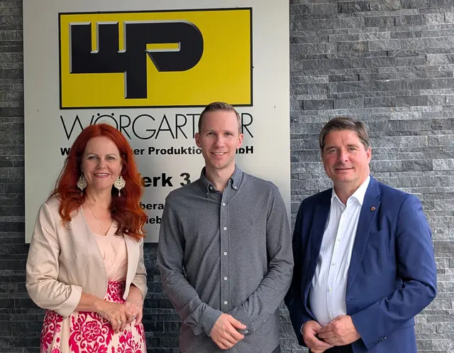 LR Cornelia Hagele und LA Peter Seiwald bedanken sich bei Johannes Wörgartner (Mi.) für die spannende Betriebsführung. | Foto: VP