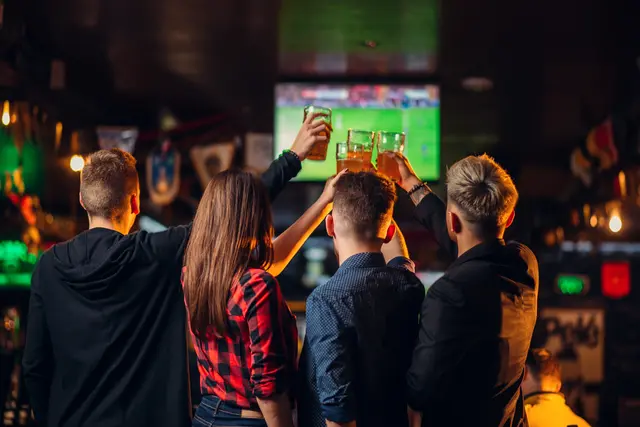 In vielen Lokalen in Wien kann man die Spiele live bei Bier, Fingerfood und Co. schauen. (Symbolfoto) | Foto: NomadSoul/Panthermedia