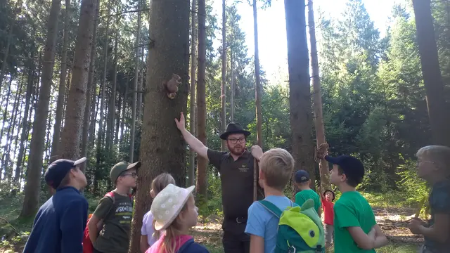 Der Taufkirchner Jäger Alois Bruneder brachte den Kindern bei einzelnen Stationen die Waldtiere sowie die Arbeit der Jäger näher. | Foto: Jägerschaft Taufkirchen/Pram