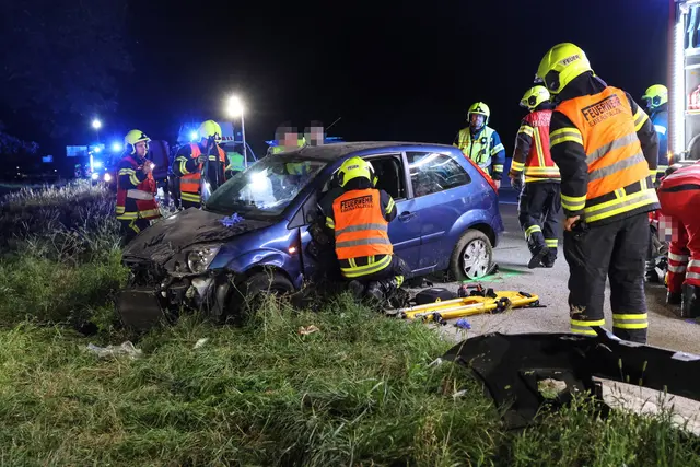Foto: Ein Auto kam auf der A1 bei Eberstalzell von der Fahrbahn ab und überschlug sich.