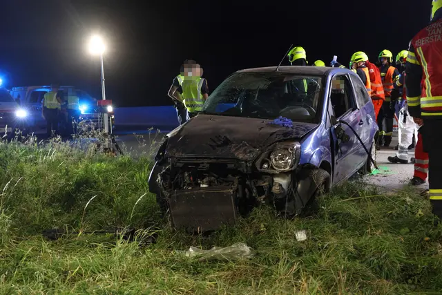 Foto: Ein Auto kam auf der A1 bei Eberstalzell von der Fahrbahn ab und überschlug sich.