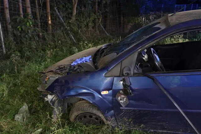 Foto: Ein Auto kam auf der A1 bei Eberstalzell von der Fahrbahn ab und überschlug sich.