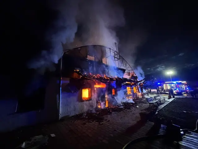 Mehrere Feuerwehren kämpften gegen den Brand. | Foto: Martin Jeindl