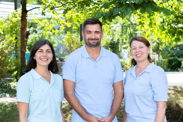 Geben Einblicke in ihre Arbeit auf der Memory Klinik der Geriatrischen Gesundheitszentren der Stadt Graz: Physiotherapeutin Gabriela Wurzinger, Stationsleiter Sabahudin Ramic und Ergotherapeutin Karin Goigner (v. l.) | Foto: Konstantinov