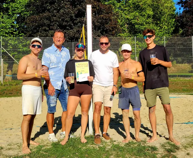 Das Siegerteam "Da Nonna" mit Bürgermeister Horst Hufnagl  (2.v.li.)und Vizebürgermeister Werner Radinger (4.v.li.) | Foto: Marktgemeinde Micheldorf