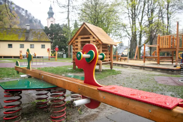 Der neue Park in Gnigl bietet unter anderem einen erweiterten Sportbereich mit Streetball, Tischtennis und Bewegungsinsel, Aktivitätsangebote wie ein Kletternetz und Trampolin sowie vielfältige Spielmöglichkeiten für Kinder und Kleinkinder.  | Foto: Stadt Salzburg/Anna Pirato