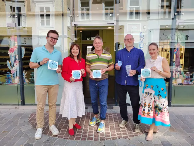 "Mödling schenkt nach": Stadtrat für öffentlichen Raum Tim Pöchhacker, Bürgermeisterin Silvia Drechsler, Stadtmarketing-Obmann Nikolaus Lichtenstrasser, Gesundheits-Stadtrat Stephan Schimanowa sowie Wirtschafts-Stadträtin Dagmar Steiner (von links) präsentieren das Logo der Aktion.
 | Foto: Bernhard Garaus