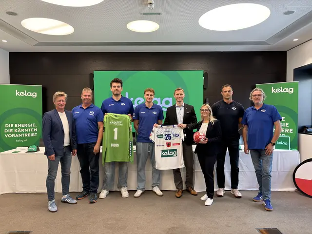 (v.l.n.r.) Landessportdirektor Arno Arthofer, SCF-Obmann Walter Perkounig, die Spieler Arne Fuchs und Florian Ploner, kelag-Direktor Danny Güthlein, LAbg Nicole Schojer, Coach Miro Barisic und Sektionsleiter Ulf Ebner | Foto: MeinBezirk.at/Michael Kurz