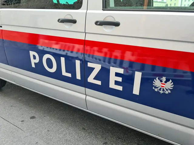 Eine Mutter und ihr Sohn wurden nach einem Polizeieinsatz festgenommen. Beide verhielten sich sehr aggressiv den Beamten gegenüber (Symbolfoto) | Foto: stock.adobe.com/at/Sigtrix