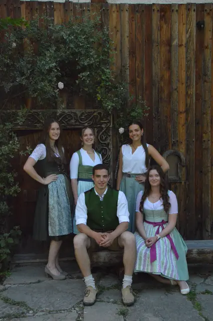 Das Projektteam der Landjugend Mattsee. Hintere Reihe von links: Bibiane Viehauser, Lisa Sturm und Sarah Schaumburger. Vorn: Simon Schaumburger und Sophia Altenberger. | Foto: Landjugend Mattsee