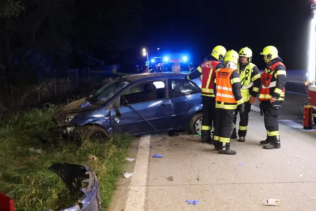 Foto: Ein Auto kam auf der A1 bei Eberstalzell von der Fahrbahn ab und überschlug sich.