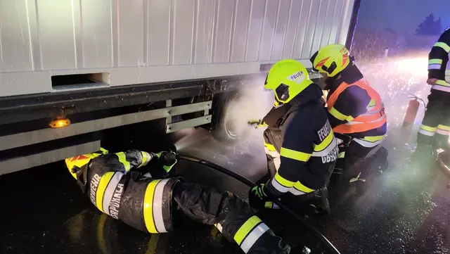 Im stark frequentierten Kreuzungsbereich der B 66 und B 69 waren Bremsen eines Lkw-Anhängers in Brand geraten. Die Feuerwehr war zur Stelle.