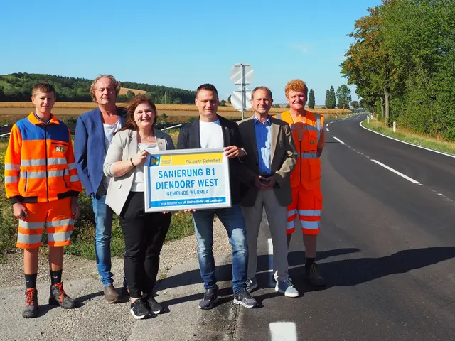 v.l.n.r.: Oliver Bürgmayr (Lehrling Strm. Atzenbrugg), Horst Kronawetter (Leiter der Strm. Atzenbrugg), GR Theresa Wurlitzer (Marktgemeinde Würmla), LAbg. Andreas Bors (i.V. von LH-Stellvertreter Udo Landbauer), DI Ronald Keiblinger (Leiter-Stv. der NÖ Straßenbauabteilung Tulln), Andreas Figl (Strm. Atzenbrugg). | Foto: Land NÖ