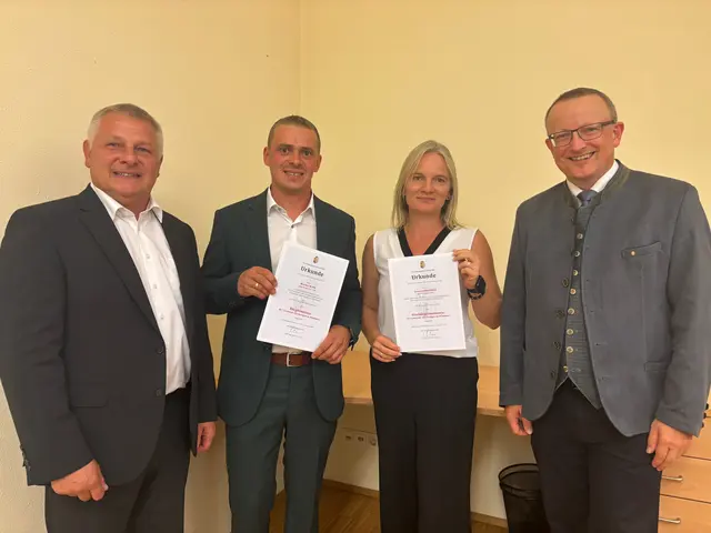 Der neue Bürgermeister Markus Wahl und Vize-Bürgermeisterin Sonja Leimlehner mit Bürgermeister außer Dienst Berthold Baumgartner und Bezirkshauptmann Werner Kreisl. | Foto: MeinBezirk Perg/leon