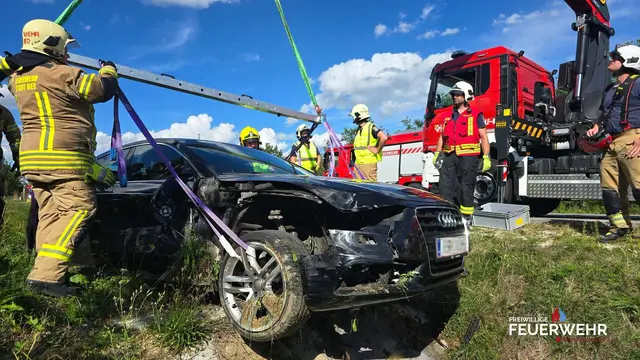 Ein Fahrzeug wurde in einen Grünstreifen geschleudert. | Foto: FF Ried