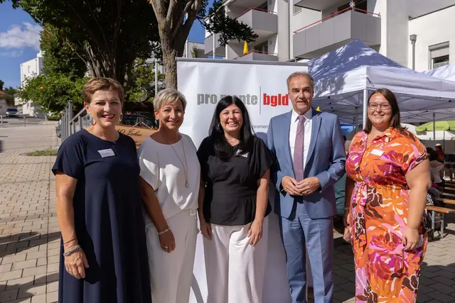 Bei der Jubiläumsfeier des pro mente Hauses in Mattersburg: (v.l.) pro mente Burgenland Obfrau und Geschäftsführerin Eva Blagusz, LAbg. Bürgermeisterin Claudia Schlager, pro mente Burgenland Geschäftsführerin Katrin Striok, Landesrat Leonhard Schneemann, Jasmin Tinhof, Standortleitung Mattersburg. | Foto: Landesmedienservice Burgenland