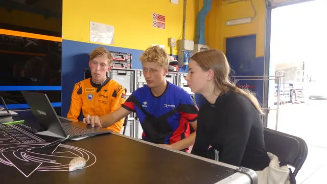 (v.l.n.r.) Coach Patrick Schober, McLaren Ingenieur Andrea und Lena Pichler | Foto: SPEED-CORNER
