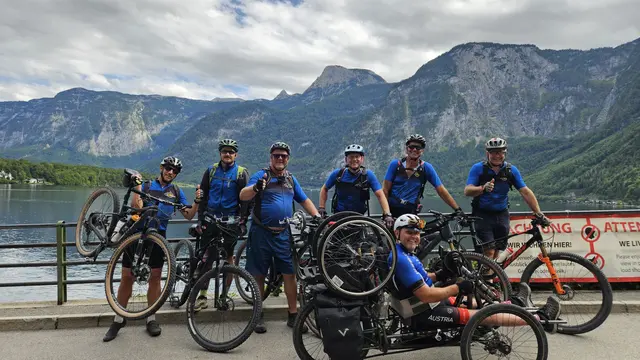 Walter Ablinger (vorne) aus Rainbach hat gemeinsam mit den St. Marienkirchner "MTB-Buam" die Dachsteinrunde bewältigt.  | Foto: Wolfgang Pucher, MTB Buam