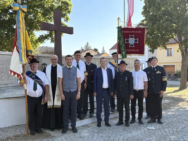 Der ÖKB Frauendorf an der Schmida feierte mit zahlreichen Gästen sein 90-jähriges Bestehen. Im Rahmen der Feierlichkeiten wurde auch das neu sanierte Kriegerdenkmal von Pfarrer Tomasz Makarewicz geweiht. | Foto: Gemeinde Sitzendorf