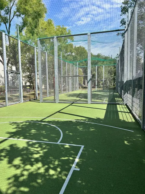 Ein neuer Boden und eine Netzabdeckung für den Ballspielkäfig der Eibengasse. | Foto: BV 22