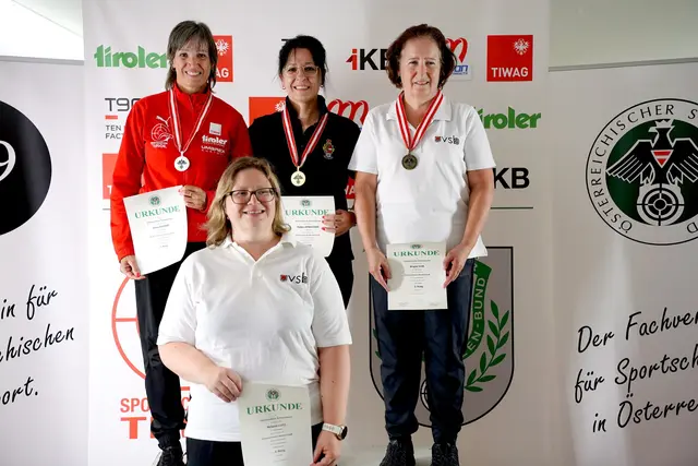 Sonja Kaspar (l) aus Mieming eroberte Silber im Bewerb 60Liegend | Foto: Christian Kramer