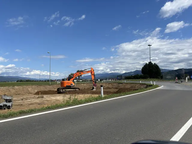 Die Baustelle beim Kreisverkehr in Weißkirchen wird eingerichtet.