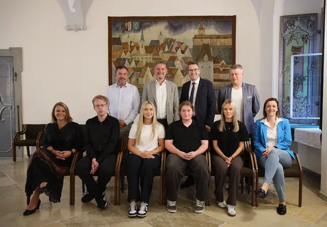 Am 1. September ist der traditionelle Tag für die Aufnahme von Lehrlingen. Beim Magistrat der Stadt Steyr haben gestern vier neue Lehrlinge den ersten Schritt ins Berufsleben gesetzt. Bei der Aufdingfeier im Festsaal des Rathauses (sitzend von links): Bezirksverwaltungsdirektorin Karin Nosko, die Lehrlinge Marcel Karigl, Nadija Karaman, Tristan Krottenthaler und Naida Tvrtkovic, Personalchefin Pia Pfaffenbauer. Im Bild stehend (von links): der Chef der Personalvertretung Thomas Kaliba, Personalreferent Stadtrat Christian Baumgarten, Bürgermeister Markus Vogl sowie Magistratsdirektor-Stellvertreter Hansjörg Rangger. | Foto: Magistrat Steyr/Presse