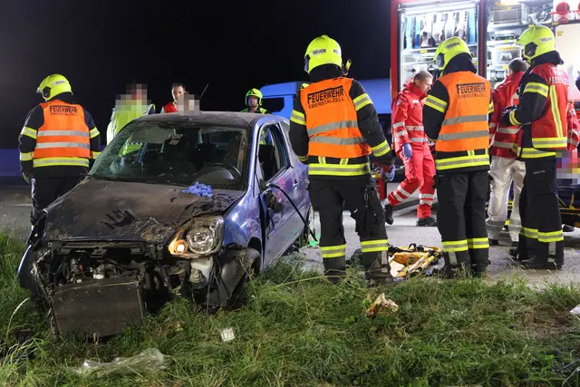 Foto: Ein Auto kam auf der A1 bei Eberstalzell von der Fahrbahn ab und überschlug sich.