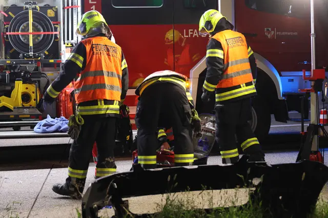 Foto: Ein Auto kam auf der A1 bei Eberstalzell von der Fahrbahn ab und überschlug sich.
