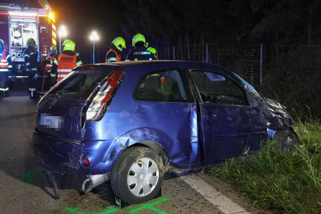 Foto: Ein Auto kam auf der A1 bei Eberstalzell von der Fahrbahn ab und überschlug sich.