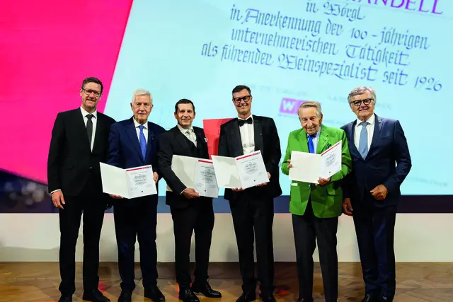 Zwei Generationen der Familie Morandell wurden bei der Jubiläumsgala zum 100-jährigen Bestehen des Unternehmens ausgezeichnet: Peter und Rudolf Morandell erhielten die „Goldene Handelsnadel“, Christoph und Mario Morandell die „Goldene Traube“. | Foto: Phillip Huber