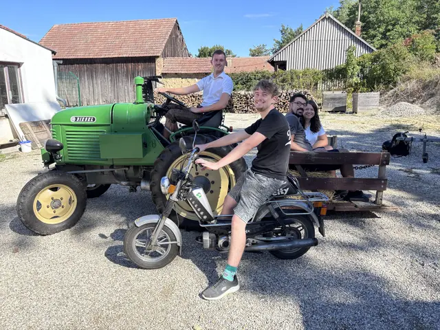 Freunde auf Tour: Beim Traktortreffen in Breitenwaida hieß es: Aufsteigen und los! Christoph, Leon, Patrick und Hannah machen die Freundestour zum Erlebnis – ob Traktor, Moped oder Mitfahrer: Hauptsache, alle sind an Bord! | Foto: FF Breitenwaida/Franz Groiss