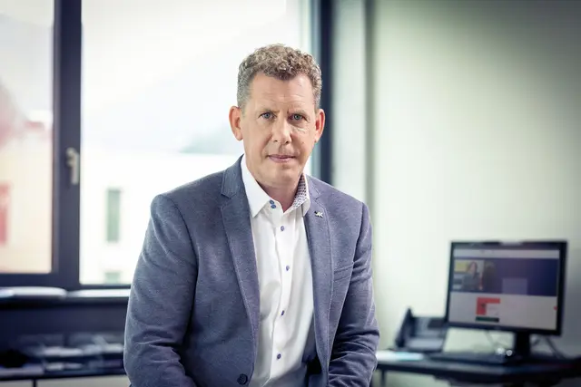 Neue Masche bei Fake-Nebenjobs
AK stoppt 3.600-Euro-Abzocke
AK Präsident Bernhard Heinzle: „Die Situation einer jungen Mutter so auszunutzen, ist schändlich.“ | Foto:  Lukas Hämmerle