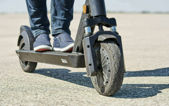 Ein E-Scooter kann schnell außer Kontrolle geraten, wenn man nicht regelkonform fährt. (Symbolbild) | Foto: ÖAMTC